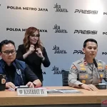 Kasubdit IV Direktorat Siber Polda Metro Jaya AKBP Grawas Sugiharto (kiri) bersama dengan Kasubbid Penmas Polda Metro Jaya Kompol Andaru Rahutomo dalam konferensi pers di Jakarta, Selasa (30/6/2026). ANTARA/Ilham Kausar.