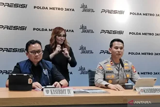 Kasubdit IV Direktorat Siber Polda Metro Jaya AKBP Grawas Sugiharto (kiri) bersama dengan Kasubbid Penmas Polda Metro Jaya Kompol Andaru Rahutomo dalam konferensi pers di Jakarta, Selasa (30/6/2026). ANTARA/Ilham Kausar.
