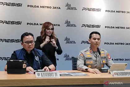 Kasubdit IV Direktorat Siber Polda Metro Jaya AKBP Grawas Sugiharto (kiri) bersama dengan Kasubbid Penmas Polda Metro Jaya Kompol Andaru Rahutomo dalam konferensi pers di Jakarta, Selasa (30/6/2026). ANTARA/Ilham Kausar.