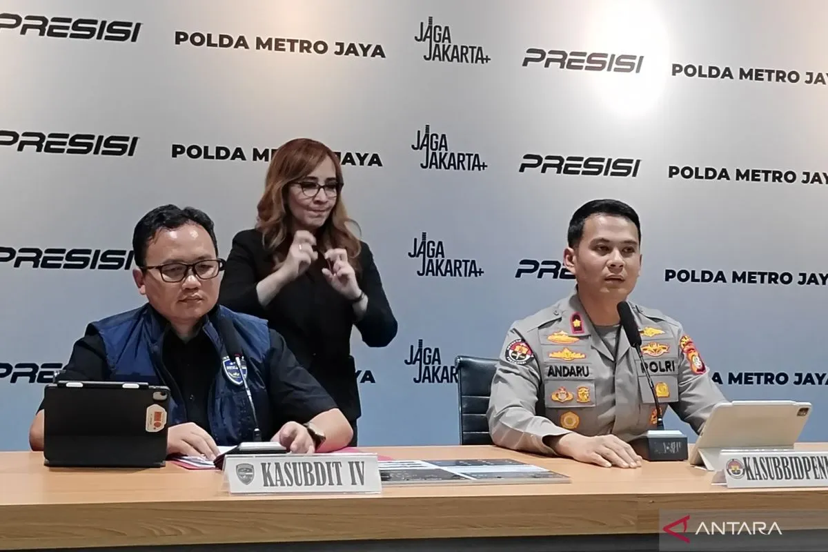 Kasubdit IV Direktorat Siber Polda Metro Jaya AKBP Grawas Sugiharto (kiri) bersama dengan Kasubbid Penmas Polda Metro Jaya Kompol Andaru Rahutomo dalam konferensi pers di Jakarta, Selasa (30/6/2026). ANTARA/Ilham Kausar.