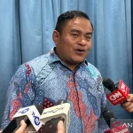 Kepala Ekonom Trimegah Sekuritas Indonesia Fakhrul Fulvian ditemui di kantor Badan Komunikasi Pemerintah, Jakarta, Rabu (21/1/2026). (ANTARA/Maria Cicilia Galuh)