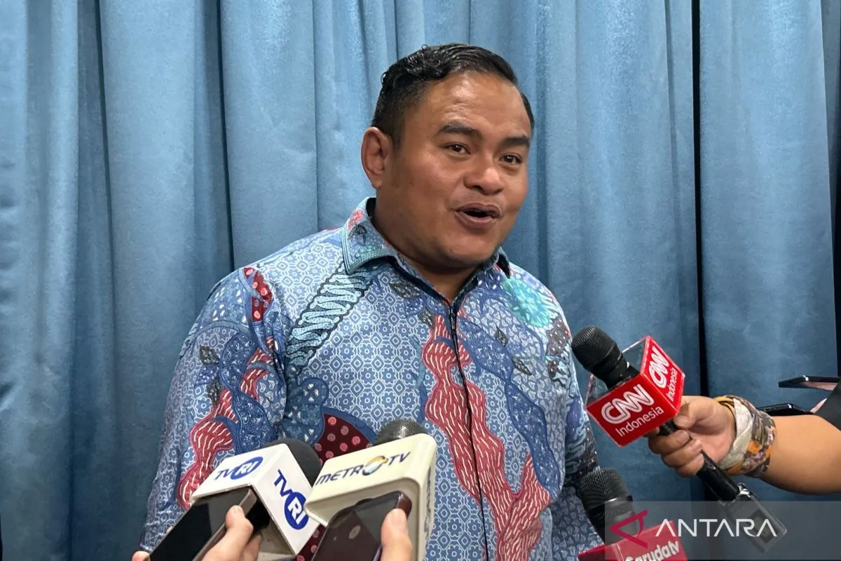 Kepala Ekonom Trimegah Sekuritas Indonesia Fakhrul Fulvian ditemui di kantor Badan Komunikasi Pemerintah, Jakarta, Rabu (21/1/2026). (ANTARA/Maria Cicilia Galuh)